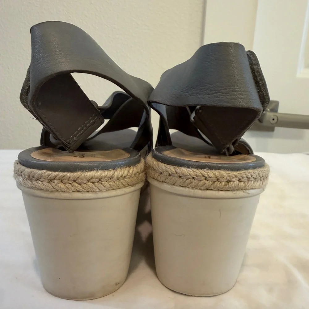 Clark’s Women’s Gray Leather Cross-Strap Wedge Sandals, Size US 9.5